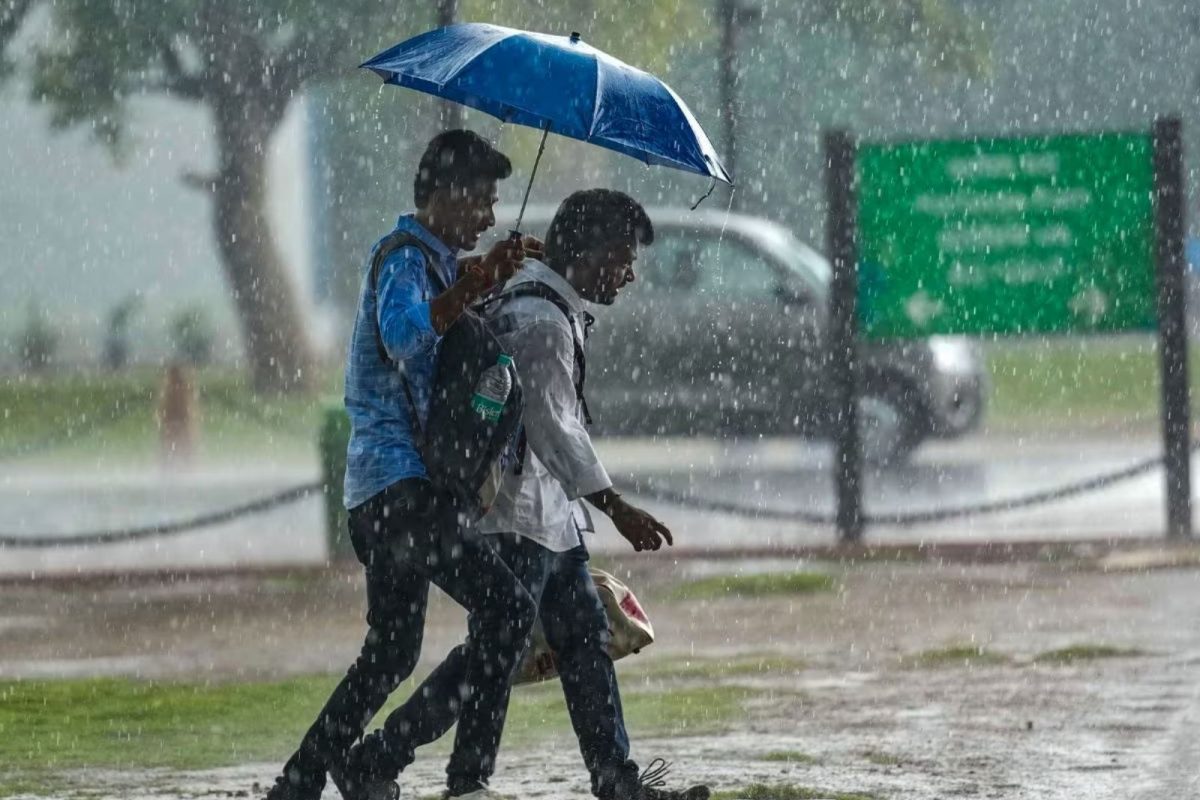 തിരുവനന്തപുരം: സംസ്ഥാനത്ത് ഇന്ന് വ്യാപകമായ മഴയ്ക്ക് സാധ്യതയെന്ന് കേന്ദ്ര കാലാവസ്ഥാ വകുപ്പിന്റെ പ്രവചനം. മൂന്ന് ജില്ലകളിൽ ഓറഞ്ച് അലർട്ടും 9 ജില്ലകളിൽ യെല്ലോ അലർട്ടും പ്രഖ്യാപിച്ചു.  തിരുവനന്തപുരം: സംസ്ഥാനത്ത് ഇന്ന് വ്യാപകമായ മഴയ്ക്ക് സാധ്യതയെന്ന് കേന്ദ്ര കാലാവസ്ഥാ വകുപ്പിന്റെ പ്രവചനം. മൂന്ന് ജില്ലകളിൽ ഓറഞ്ച് അലർട്ടും 9 ജില്ലകളിൽ യെല്ലോ അലർട്ടും പ്രഖ്യാപിച്ചു.