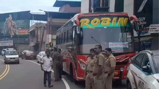 റോബിൻ ബസ് എംവിഡി ഉദ്യോഗസ്ഥർ പിടികൂടിയപ്പോൾ