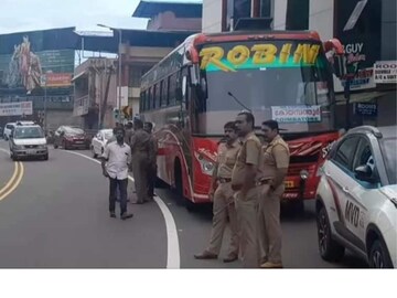 റോബിൻ ബസ് എംവിഡി ഉദ്യോഗസ്ഥർ പിടികൂടിയപ്പോൾ
