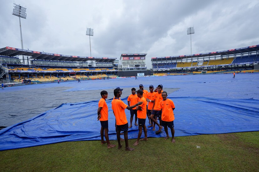  ''പാകിസ്ഥാനുവേണ്ടി ആഹ്ലാദിക്കുന്ന ഇന്ത്യന്‍ ആരാധകരെ ഞാന്‍ ശരിക്കും അഭിനന്ദിക്കുന്നു. ബോള്‍ ബൗണ്ടറി കടക്കുമ്പോള്‍ അവര്‍ സന്തോഷിക്കുന്നു. വലിയ ബഹുമാനം തോന്നുന്നു. ഒരുപാട് നന്ദി,'' ഒരു പാക് ക്രിക്കറ്റ് ആരാധകന്‍ പറഞ്ഞു. (AP Photo/Eranga Jayawardena)