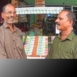 പണം നൽകാതെ മാറ്റിവെച്ച ടിക്കറ്റുകളിലൊന്നിന് 75 ലക്ഷം രൂപ സമ്മാനം; കോൺക്രീറ്റ് തൊഴിലാളിയെ വിളിച്ച് ടിക്കറ്റ് നൽകി