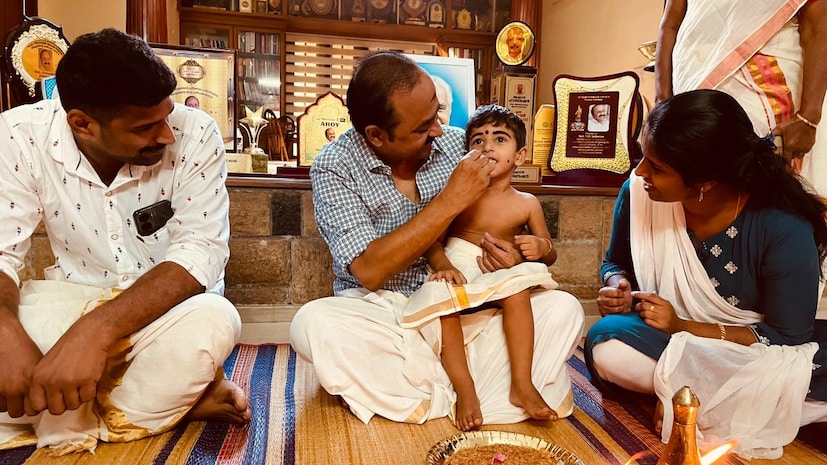  പ്രതിപക്ഷ നേതാവിന്റെ വസതിയായ ദേവരാഗത്തിൽ ആയിരുന്നു കുട്ടികളെ എഴുത്തിനിരുത്തിയത്.