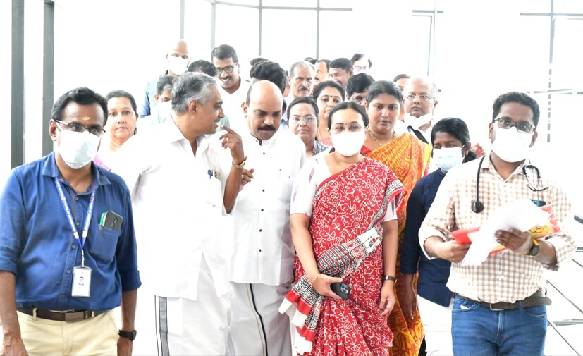  തിരുവനന്തപുരം: സംസ്ഥാനത്തെ എല്ലാ താലൂക്ക്, ജില്ലാ, ജനറല്‍ ആശുപത്രികളിലും ആരോഗ്യ വകുപ്പ് മന്ത്രി വീണാ ജോര്‍ജ് സന്ദര്‍ശനം നടത്തി പ്രവര്‍ത്തനങ്ങള്‍ അവലോകനം ചെയ്യുന്ന 'ആര്‍ദ്രം ആരോഗ്യം'പരിപാടിക്ക് ഇന്ന് തുടക്കമായി.