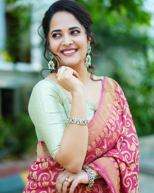  'അതുപോലെ എക്സ്പോസ് ചെയ്യുക എന്നതും അത്ര എളുപ്പമുള്ള കാര്യമല്ല. മാനസികവും ശാരീരികവുമായ തയാറെടുപ്പുകൾ അതിന് ആവശ്യമാണ്. എന്ത് ധരിച്ചാലും കോൺഫിഡന്റാകണം’. അനസൂയ കുറിച്ചു.