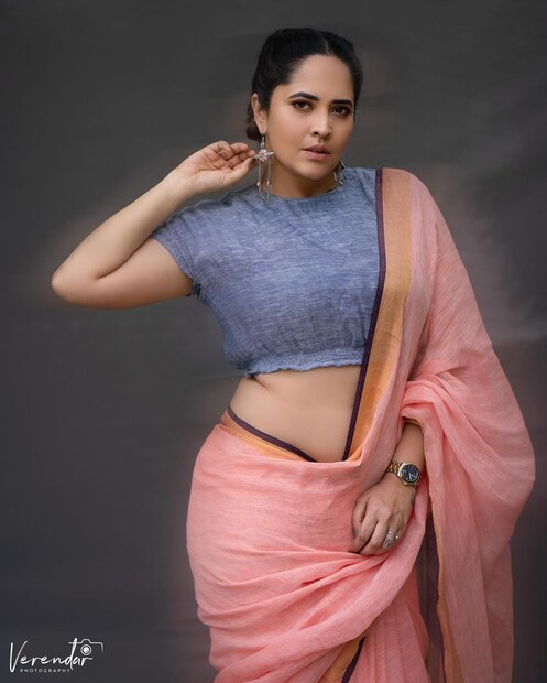  തെന്നിന്ത്യന്‍ സിനിമാ ലോകത്ത് ഏറെ ആരാധകരുള്ള അഭിനേത്രിയാണ് തെലുങ്ക് താരം അനസൂയ ഭരദ്വാജ്. മമ്മൂട്ടിയെ നായകനാക്കി അമല്‍ നീരദ് ഒരുക്കിയ ഭീഷ്മപര്‍വ്വത്തില്‍  മൈക്കിളപ്പന്‍റെ ആലീസ് ആയി എത്തിയത് അനസൂയ ആയിരുന്നു,