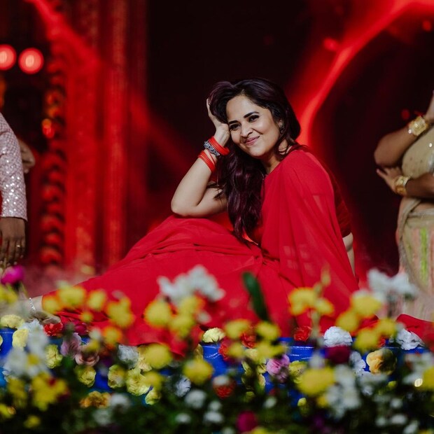   ‘നടി സാവിത്രിയെ പോലെ അഭിനയിക്കുന്നത് എക്സ്പോസ് ചെയ്യുന്നത് പോലെ അത്ര എളുപ്പമല്ല’ എന്നായിരുന്നു ഫോട്ടോയ്ക്ക് ഒരാളുടെ കമന്റ്. ഇത് വൈറലായതോടെ അനസൂയ തന്നെ മറുപടിയുമായി രംഗത്തെത്തി.