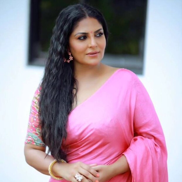  ചുരുണ്ടമുടിക്കാരിയായ പ്രൊഫസർ ജയന്തിയെ ആർക്കും മറക്കാൻ കഴിഞ്ഞെന്നു വരില്ല. കണ്ണട വച്ച കർക്കശക്കാരിയായ ആ അധ്യാപികയിലൂടെയാണ് പ്രേക്ഷകരുടെ മുന്നിലേക്ക് ആശ ശരത് (Asha Sharath) എന്ന നടി വന്നുചേർന്നത്. എന്നാൽ ചില ഭാഗ്യശാലികളായ താരങ്ങളെപ്പോലെ ആശ ശരത്തിനും സിനിമയ്ക്കായി അധിക നാൾ കാത്തുനിൽക്കേണ്ടി വന്നില്ല