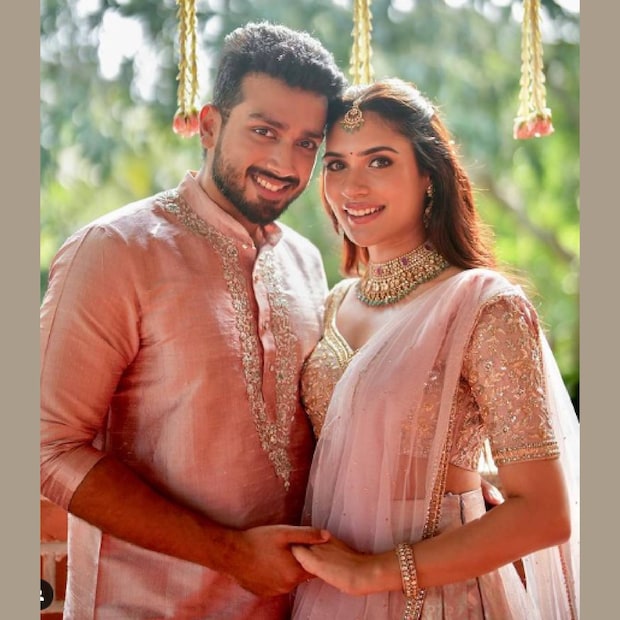 സിനിമാ മേഖലയിൽ നിന്നും ജീവിത പങ്കാളികളെ കണ്ടെത്തിയവരാണ് ജയറാമും പാർവതിയും. ഒരു നീണ്ട പ്രണയത്തിനു ശേഷം ജീവിതത്തിൽ ഒന്നിച്ച ഇവരുടെ മൂത്ത മകൻ കാളിദാസ് ജയറാമും (Kalidas Jayaram) വിവാഹിതനാവാൻ പോവുകയാണ്. ചെന്നൈയിൽ നിന്നുള്ള മോഡലായ താരിണി കലിംഗരായർ (Tarini Kalingarayar) ആണ് കാളിദാസിന്റെ വധുവായി, ജയറാം കുടുംബത്തിന്റെ മരുമകളായി അവരുടെ വീട്ടിലേക്കെത്തുക  സിനിമാ മേഖലയിൽ നിന്നും ജീവിത പങ്കാളികളെ കണ്ടെത്തിയവരാണ് ജയറാമും പാർവതിയും. ഒരു നീണ്ട പ്രണയത്തിനു ശേഷം ജീവിതത്തിൽ ഒന്നിച്ച ഇവരുടെ മൂത്ത മകൻ കാളിദാസ് ജയറാമും (Kalidas Jayaram) വിവാഹിതനാവാൻ പോവുകയാണ്. ചെന്നൈയിൽ നിന്നുള്ള മോഡലായ താരിണി കലിംഗരായർ (Tarini Kalingarayar) ആണ് കാളിദാസിന്റെ വധുവായി, ജയറാം കുടുംബത്തിന്റെ മരുമകളായി അവരുടെ വീട്ടിലേക്കെത്തുക