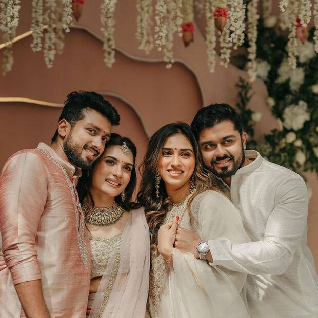  ആദ്യം വിവാഹനിശ്ചയം കഴിഞ്ഞത് കാളിദാസിന്റെ ആണെങ്കിലും, ചക്കി എന്ന മാളവികയുടെ വിവാഹമാകും അതിനു മുൻപേ ഉണ്ടാവുക എന്ന് പാർവതി വ്യക്തമാക്കിയിരുന്നു