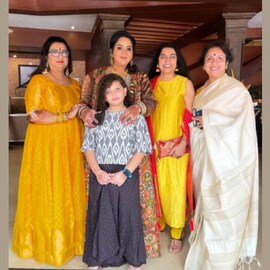 Karthika Nair | രേവതിയുടെ കുഞ്ഞാണോ? അനുജത്തിയുടെ മകൾ കാർത്തികയുടെ വിവാഹത്തിന് അംബികയും കൂട്ടുകാരികളും