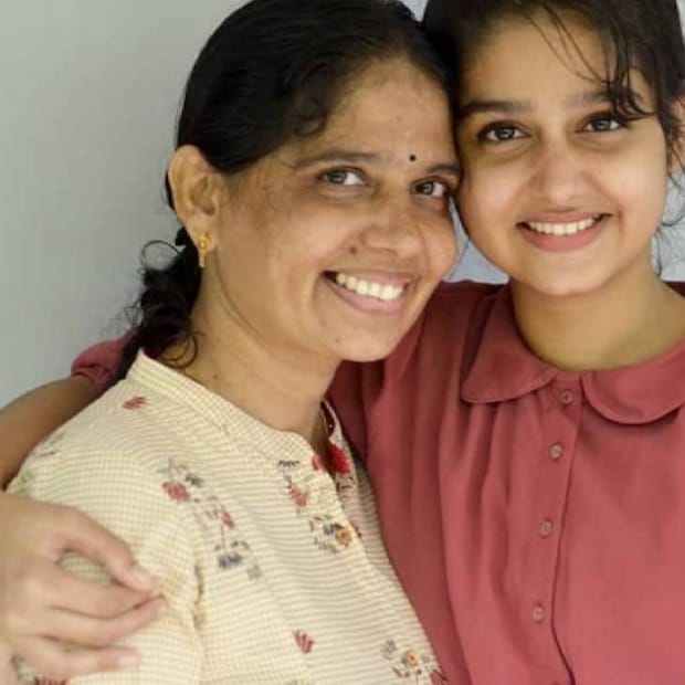 താരത്തിന്റെ അമ്മ ഉഷ രാജൻ പങ്കുവച്ച കമന്റാണ് സമൂഹ മാധ്യമങ്ങളിൽ വൈറലാകുന്നത്. അനശ്വരയെ ട്രോളിയിരിക്കുകയാണ് അമ്മ ഉഷ.