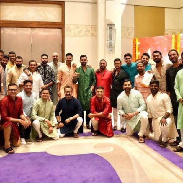  എന്തായാലും ഇന്ത്യൻ ടീമംഗങ്ങളുടെ ദീപാവലി സെലിബ്രേഷന്റെ ഗ്രൂപ്പ് ഫോട്ടോയാണ് ഇപ്പോൾ സോഷ്യൽ മീഡിയയില്‍ വൈറലായി മാറിയിരിക്കുന്നത്.ചുരുക്കം ചില താരങ്ങൾ ഒഴികെ ബാക്കിയെല്ലാവരും കുർത്തയും പൈജാമയും അണിഞ്ഞാണ് പരിപാടിക്കെത്തിയത്.
