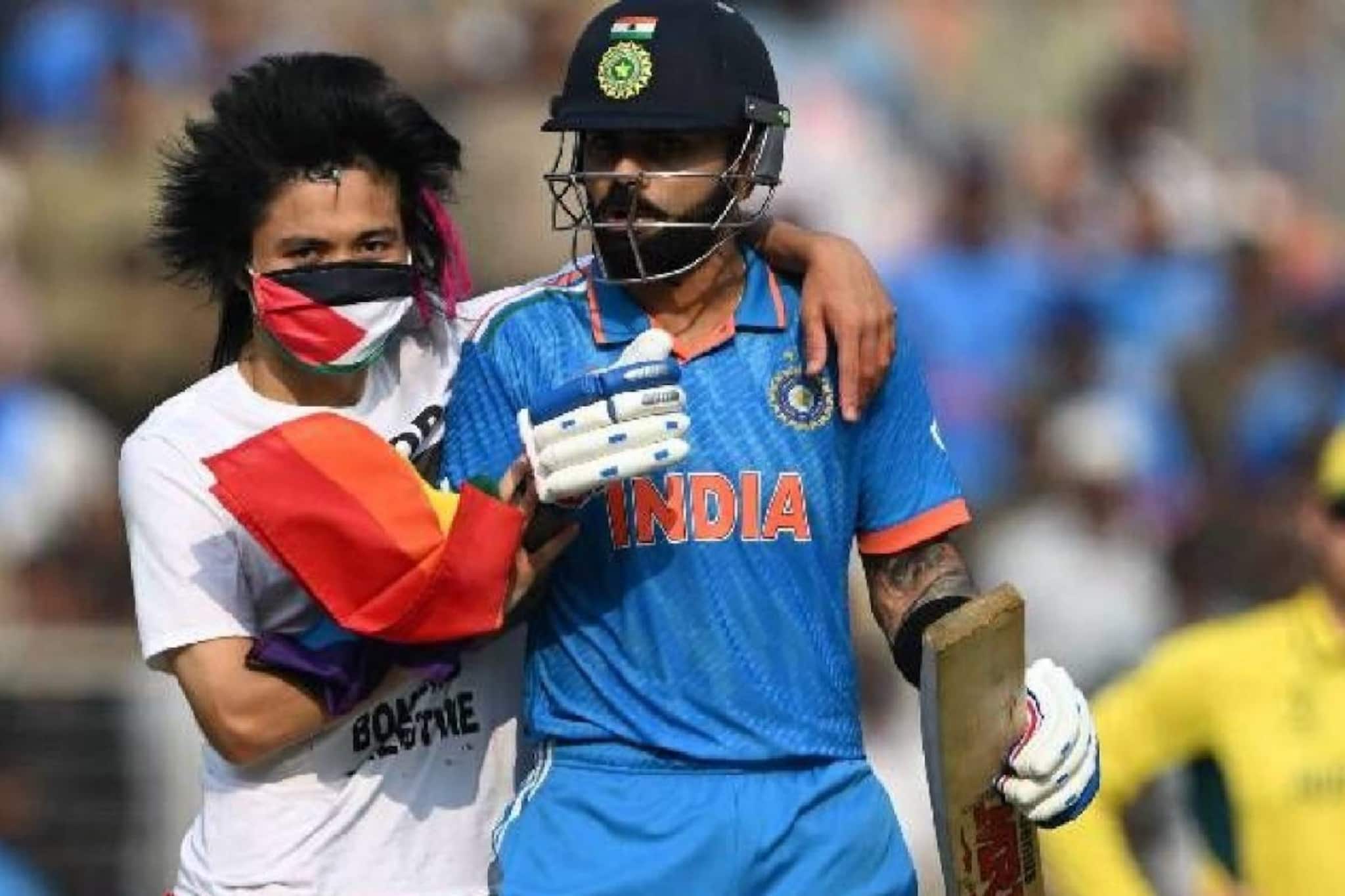 ലോകകപ്പ് ഫൈനലിനിടെ പലസ്തീന്‍ അനുകൂല പ്രതിഷേധവുമായി യുവാവ്  ഗ്രൌണ്ടിൽ കോലിയെ ആലിംഗനം ചെയ്തു