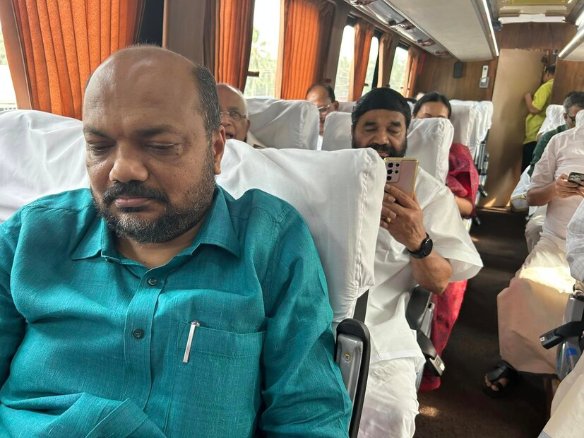  ഇതിലെവിടെയാണ് ആഡംബരം? ഈ യാത്ര വികസിത നവകേരളം സൃഷ്ടിക്കാനാണെന്നും മന്ത്രി പറഞ്ഞു.