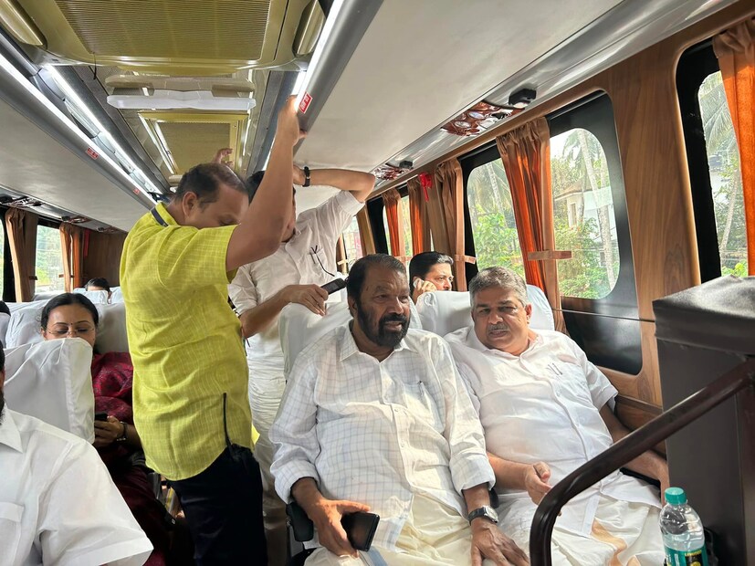   മഞ്ചേശ്വരം പൈവളികയിലെ വേദിയിലേക്ക് പ്രത്യേകം തയ്യാറാക്കിയ ബസിലാണ് മുഖ്യമന്ത്രിയും മന്ത്രിമാരും യാത്ര ആരംഭിച്ചത്.
