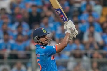 അമ്പമ്പോ! എന്തൊരടി; ഈ ലോകകപ്പിലെ ഏറ്റവും വലിയ സിക്സുമായി ശ്രേയസ് അയ്യര് അമ്പമ്പോ! എന്തൊരടി; ഈ ലോകകപ്പിലെ ഏറ്റവും വലിയ സിക്സുമായി ശ്രേയസ് അയ്യര്