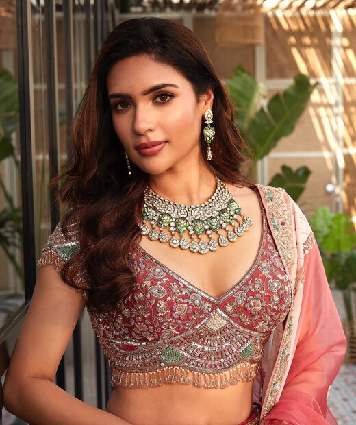  അതിനു ശേഷം ചെന്നൈയിലെ MOP വൈഷ്ണവ് കോളേജ് ഫോർ വിമനിൽ നിന്നും വിഷ്വൽ കമ്മ്യൂണിക്കേഷനിൽ ബിരുദം കരസ്ഥമാക്കി. അതോടൊപ്പം മോഡലിംഗ് കൂടി മുന്നോട്ടു പോയി