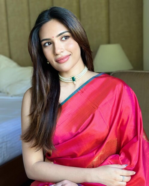  താരിണിയെയും സഹോദരിയെയും ഏറെ കഷ്‌ടപ്പാടുകൾ സഹിച്ച് അമ്മ മാത്രമാണ് വളർത്തിയത് എന്ന് ഈ റിപ്പോർട്ടിൽ പറയുന്നു. ചെന്നൈയിലെ ഭവൻസ് രാജാജി വിദ്യാശ്രമം എന്ന സ്കൂളിലായിരുന്നു പഠനം