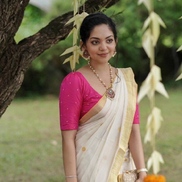  ആ അഹാന കൃഷ്ണയുടെ മുഖത്ത് ഒന്ന് സൂക്ഷിച്ചു നോക്കിയേ. അതിൽ പുച്ഛം, അഹങ്കാരം എന്നിവ ഗ്രാമിലോ കിലോയിലോ ആരെങ്കിലും കണ്ടോ? അങ്ങനെ ഒരാളുടെ കണ്ടെത്തൽ വന്നിരിക്കുന്നു. പെട്ടെന്നിപ്പൊ എന്താണ് ഇങ്ങനെയൊരു കണ്ടുപിടിത്തത്തിന് കാരണം എന്നറിയില്ല. പക്ഷേ അഹാന മറുപടി നല്ലതുപോലെ കൊടുത്തിട്ടുണ്ട് (തുടർന്ന് വായിക്കുക)