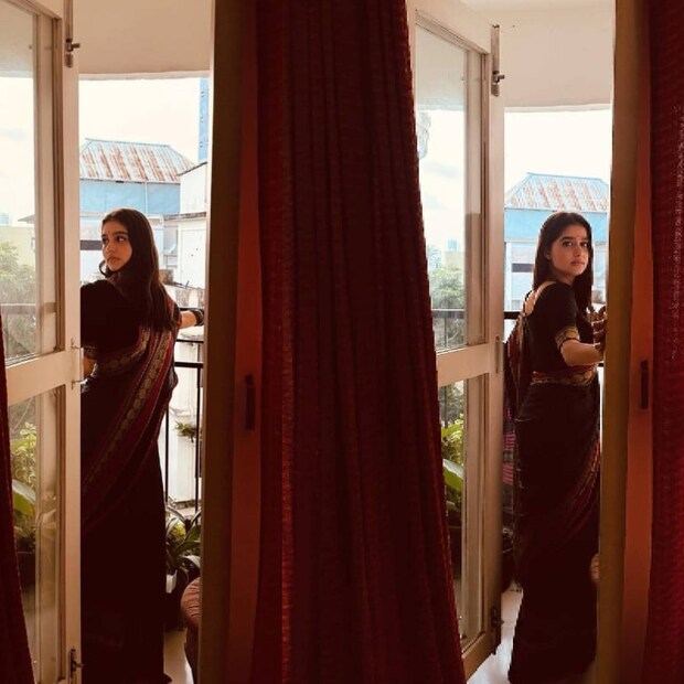 സാരിയില്‍ എത്തിയ താരത്തിന്റെ പോസ്റ്റിനു താഴെ നിരവധി പേരാണ് കമന്റുമായി എത്തിയിരിക്കുന്നത്. എന്നാൽ ആരാധകരുടെ കണ്ണ് പോകുന്നത് ഷ രാജൻ എന്ന് ഇൻസ്റ്റാഗ്രാം അക്കൗണ്ടിലേക്കായിരിക്കും.