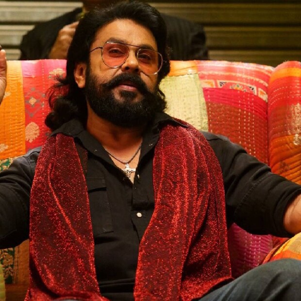  വമ്പൻ താരനിര അണിനിരക്കുന്ന ചിത്രത്തിൽ രൂപത്തിലും ഭാവത്തിലും ഒരുപാട് വ്യത്യസ്തതയാണ് അലക്‌സാണ്ടര്‍ ഡൊമനിക് എന്ന കഥാപാത്രത്തിലൂടെ ദിലീപ് എത്തുന്നത്.