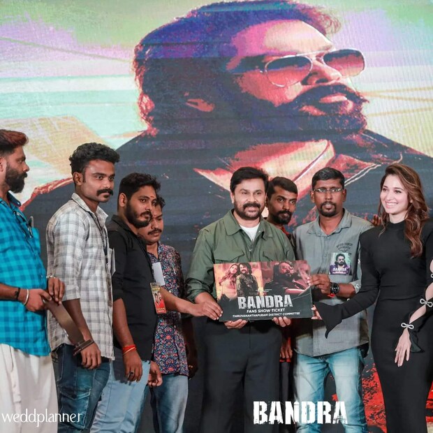  ബാന്ദ്ര സിനിമയുടെ പ്രോമോഷന്‍ പരിപാടികളുടെ ഭാഗമായി തിരുവനന്തപുരം ലുലു മാളിലെത്തിയ ജനപ്രിയ നായകന്‍ ദിലീപിനെയും തെന്നിന്ത്യന്‍ താരസുന്ദരി തമന്ന ഭാട്ടിയയെയും കാണാന്‍ ആരാധകരുടെ നിര.