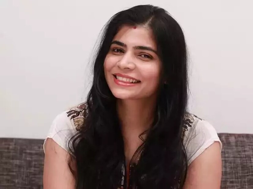  ഇവരൊന്നും ഒരിക്കലും മാറില്ല. അവർ വളരെക്കാലം ജീവിക്കുകയും അത്രയും കാലം ഇത്തരം പരാമർശങ്ങൾ നടത്തുകയും ചെയ്യും. നുഴഞ്ഞുകയറ്റക്കാരും പീഡനത്തിന്റെ വക്താക്കളും മൺമറഞ്ഞാൽ മാത്രമേ വരുംതലമുറ നന്നാവൂ. അതുവരേക്കും മാറ്റത്തിന് ഒരവസരവുമില്ല’, ചിന്മയി ശ്രീപാദ കുറിച്ചു. ലിയോയില്‍ തൃഷ അവതരിപ്പിച്ച കഥാപാത്രത്തിന് ചിന്മയി ആയിരുന്നു ഡബ്ബ് ചെയ്തിരുന്നത്.