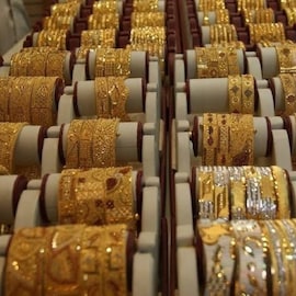 Gold price | ഒരു ലക്ഷം രൂപ കൊടുത്താൽ എത്ര സ്വർണം കിട്ടും? ആഭരണം വാങ്ങാൻ പോകുന്നവർ അറിയേണ്ടത് Gold price | ഒരു ലക്ഷം രൂപ കൊടുത്താൽ എത്ര സ്വർണം കിട്ടും? ആഭരണം വാങ്ങാൻ പോകുന്നവർ അറിയേണ്ടത്