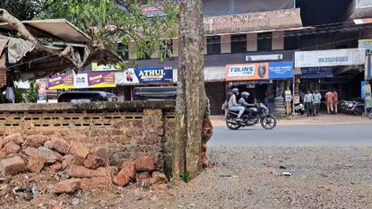 മതിൽ പൊളിച്ച നിലയിൽ മതിൽ പൊളിച്ച നിലയിൽ