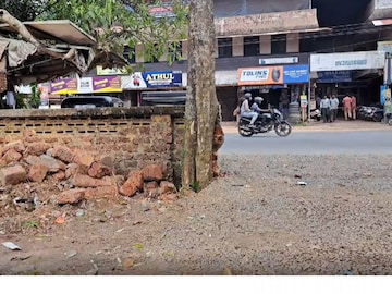മതിൽ പൊളിച്ച നിലയിൽ