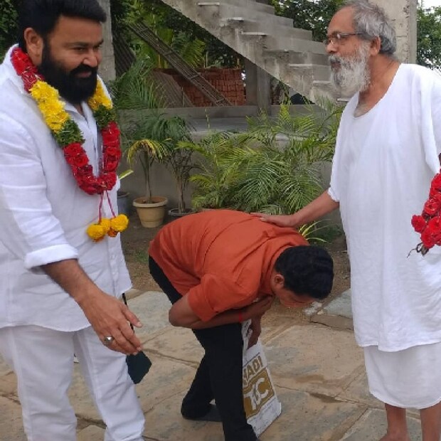  കുറഞ്ഞ സമയത്തിനുള്ളില്‍ ചിത്രങ്ങൾ ആരാധകർ ഏറ്റെടുത്ത് കഴിഞ്ഞു. എഴുത്തുകാരനും തിരക്കഥാകൃത്തും സുഹൃത്തുമായ ആർ.രാമാനന്ദിനൊപ്പമാണ് മോഹൻലാൽ ആശ്രമത്തിലെത്തിയത്.