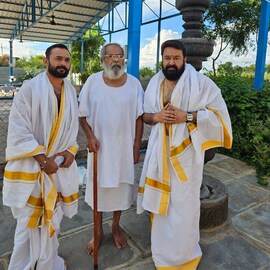 ആശ്രമത്തില്‍ ഗുരുജിക്കൊപ്പം നിലത്തിരുന്ന് ഭക്ഷണം കഴിച്ച് മോഹൻലാൽ; ഫോട്ടോ വൈറൽ