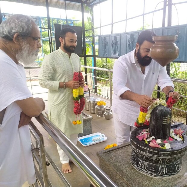  ഗുരുജി അവധൂത നാദാനന്ദ മഹാരാജിനെയാണ് മോഹൻലാൽ കഴിഞ്ഞ ദിവസം അദ്ദേഹത്തിന്റെ ആശ്രമത്തിലെത്തി കണ്ടത്. ഇതിന്റെ ചിത്രങ്ങൾ സമൂഹ മാധ്യമങ്ങളിൽ വൈറലായി മാറിയിരിക്കുകയാണ്.