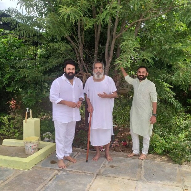   രാമാനന്ദ് തന്നെയാണ് ചിത്രങ്ങൾ സമൂഹ മാധ്യമത്തിലൂടെ പങ്കുവച്ചത്. നാദത്തിലുണ്ടാം നമ:ശിവായപ്പൊരുൾ അവധൂത നാദാനന്ദജീ മഹാരാജിനൊപ്പം ... കർണൂൽ ..എന്ന അടിക്കുറിപ്പോടെയാണ് ചിത്രം പങ്കുവച്ചത്.