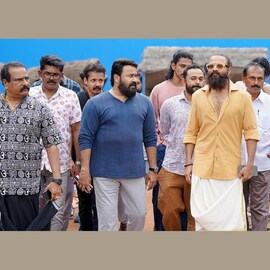 മുണ്ടുമടക്കി, റെയ്‌ബാൻ വച്ച ജയസൂര്യയെ കാണാൻ ലാലേട്ടൻ വന്നു; കത്തനാറിന്റെ സെറ്റിലെ അപൂർവ കാഴ്ച