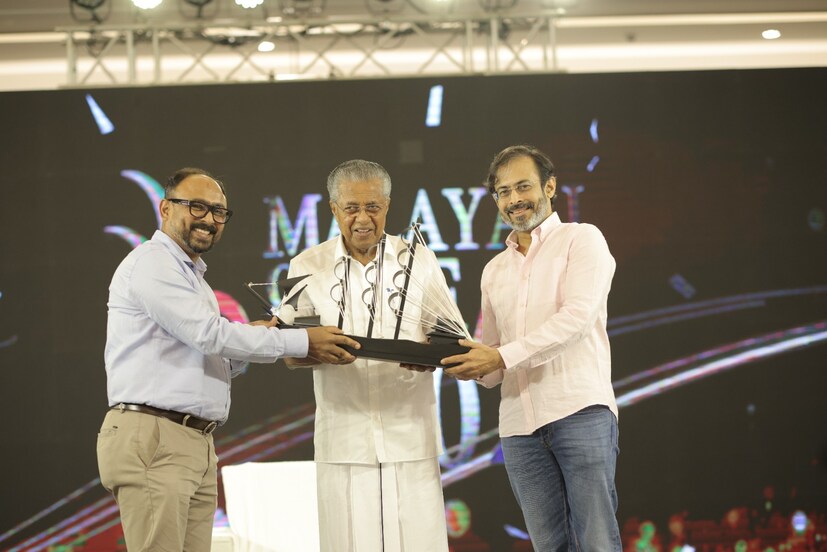  മുഖ്യമന്ത്രി പിണറായി വിജയന് ന്യൂസ് 18ന്റെ സ്നേഹോപകാരം Network 18 എംഡി ആൻഡ് ഗ്രൂപ്പ് എഡിറ്റർ ഇൻ ചീഫ്  രാഹുൽ ജോഷി, ചീഫ് കണ്ടന്റ് ഓഫീസർ സന്തോഷ് നാരായണൻ എന്നിവർ ചേർന്ന് സമ്മാനിക്കുന്നു