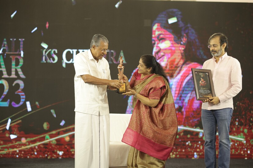  മലയാളത്തിന്റെ വാനമ്പാടി കെ എസ് ചിത്രയ്ക്ക് ഈ വർഷത്തെ ന്യൂസ് 18 കേരളം മലയാളി ഓഫ് ദ ഇയർ പുരസ്കാരം മുഖ്യമന്ത്രി പിണറായി വിജയൻ സമ്മാനിക്കുന്നു. Network 18  എംഡി ആൻഡ് ഗ്രൂപ്പ് എഡിറ്റർ ഇൻ ചീഫ്  രാഹുൽ ജോഷി സമീപം