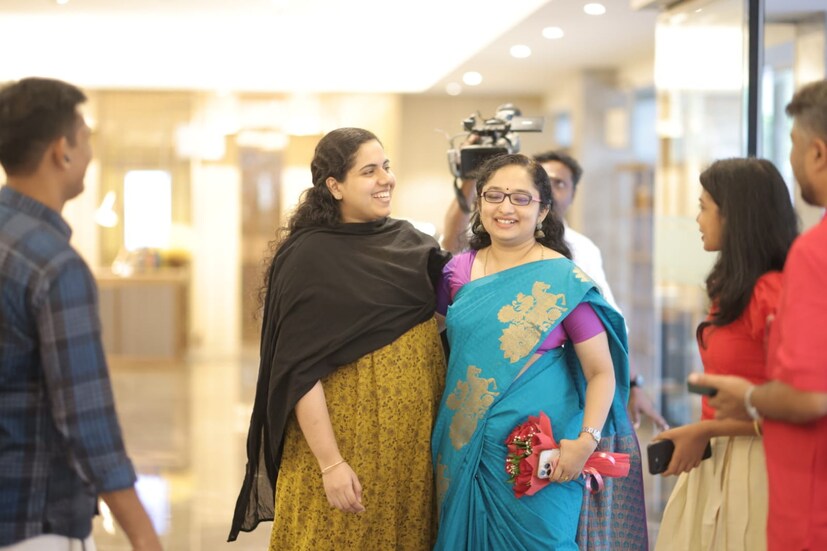  തിരുവനന്തപുരം മേയർ ആര്യാ രാജേന്ദ്രനും പത്തനംതിട്ട മുൻ ജില്ലാ കളക്ടറും വിഴിഞ്ഞം തുറമുഖം എംഡിയുമായ ദിവ്യ എസ് അയ്യരും സദസിൽ കണ്ടുമുട്ടിയപ്പോൾ