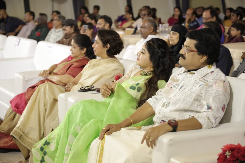  കെഎസ് ചിത്ര, രേവതി, എംജി ശ്രീകുമാറും ഭാര്യലേഖയും സദസ്സില്‍