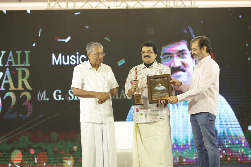  മ്യൂസിക് ഐക്കൺ പുരസ്കാരം എം ജി ശ്രീകുമാറിന് സമ്മാനിച്ചപ്പോൾ.