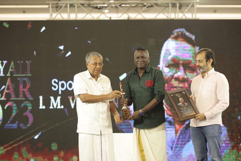  പ്രശസ്ത ഫുട്‌ബോൾ താരം ഐ എം വിജയന് സ്പോർട്സ് ഐക്കൺ പുരസ്കാരം സമ്മാനിക്കുന്നു.