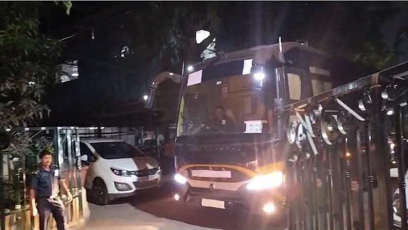  അതിനിടെ, ബെംഗളൂരുവിലെ ബോഡി ബില്‍ഡിങ് യാര്‍ഡില്‍ നിന്ന് ബസ് കഴിഞ്ഞ ദിവസം രാത്രിയാണ് കേരളത്തിലേക്ക് പുറപ്പെട്ടത്, ബെംഗളൂരുവില്‍നിന്നു മൈസൂരു, സുള്ള്യ വഴിയാണ് കാസര്‍കോട്ട് എത്തിയത്. രജിസ്‌ട്രേഷന്‍ നമ്പര്‍ ഉള്‍പ്പെടെ മറച്ചുവച്ചാണ് കേരളത്തിലേക്കുള്ള യാത്ര.