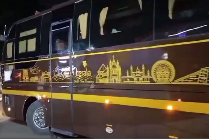  ബസിൽ പടി കയറേണ്ടതില്ല. വാതിലിൽ ആളെത്തിക്കഴിഞ്ഞാൽ അത്യാധുനിക ഓട്ടമാറ്റിക് ലിഫ്റ്റ് ആളിനെ ബസിലെത്തിക്കും. പിന്നീട് ലിഫ്റ്റ് മടങ്ങി ബസിനുള്ളിലേക്കു മാറും. ഇതും കേരളത്തിൽ ആദ്യമായാണ് പരീക്ഷിക്കുന്നത്.