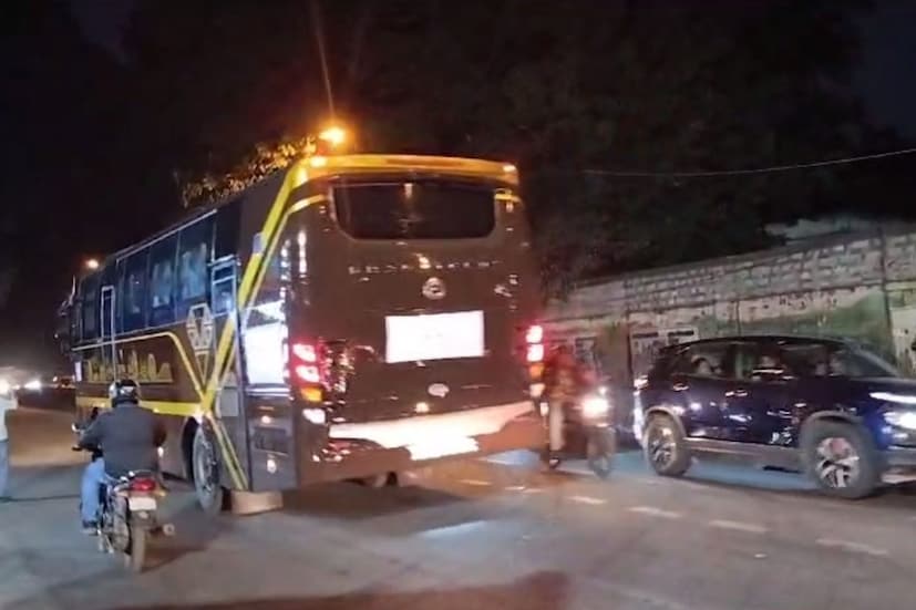  ബസിനായി നിയമത്തില്‍ ഇളവുകള്‍ പ്രഖ്യാപിച്ച് സര്‍ക്കാര്‍ വിജ്ഞാപനം പുറത്തിറക്കിയിട്ടുണ്ട്. കോണ്‍ട്രാക്ട് കാര്യേജ് വാഹനങ്ങള്‍ക്ക് നിര്‍ദേശിച്ചിരിക്കുന്ന കളര്‍കോഡില്‍ ഇളവ് നല്‍കിയിട്ടുണ്ട്. മുന്‍നിരയിലെ കസേര 180 ഡിഗ്രി കറക്കാനുള്ള അനുമതി നല്‍കി. ബസ് നിര്‍ത്തിയിടുമ്പോള്‍ സ്പ്ലിറ്റ് എസി പ്രവര്‍ത്തിപ്പിക്കാനായി പുറത്തുനിന്നുള്ള വൈദ്യുതി കണക്ഷന്‍ നല്‍കാം.