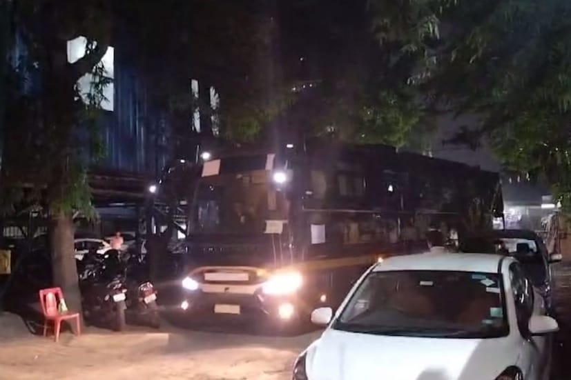  മുഖ്യമന്ത്രിക്ക് ആദ്യം കാബിൻ ആലോചിച്ചെങ്കിലും പിന്നീട് 180 ഡിഗ്രി കറങ്ങുന്ന കസേരയിലേക്കെത്തി. നിർമാതാക്കൾ ചൈനയിൽ നിന്ന് ഓർഡർ ചെയ്ത് ഒന്നരമാസം കഴിഞ്ഞാണ് കസേരയെത്തിയത്. ഇതാണ് ഒക്ടോബർ ആദ്യയാഴ്ച കേരളത്തിനു കൈമാറുമെന്നു കരുതിയ ബസ് വൈകിയത്.