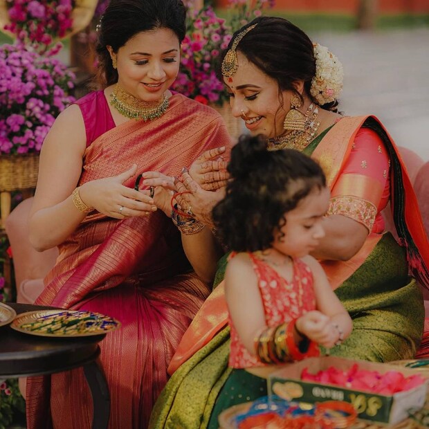  ഏഴാം മാസത്തിൽ നടത്തപ്പെടാറുള്ള വളകാപ്പ് ചടങ്ങിൽ പങ്കെടുക്കാൻ പേളിയുടെ ഭർത്താവും നടനുമായ ശ്രീനിഷിന്റെ കുടുംബവും ബന്ധുക്കളും പേളിയുടെ ബന്ധുക്കളും സുഹൃത്തുക്കളുമെല്ലാം എത്തിച്ചേർന്നിരുന്നു.