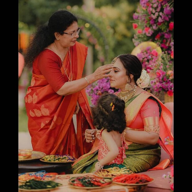  'ഞങ്ങള്‍ വീണ്ടും വിവാഹിതരായി' എന്ന് തമാശരൂപേണ കുറിച്ചാണ് പേളി ശ്രീനിഷിനൊപ്പമുള്ള ചിത്രങ്ങള്‍ ഇന്‍സ്റ്റഗ്രാമിലൂടെ പങ്കുവച്ചത്. സെലിബ്രിറ്റി മേക്കപ്പ് ആർട്ടിസ്റ്റായ രഞ്ജു രഞ്ജിമാറാണ് പേളിയെ ഒരുക്കിയത്.