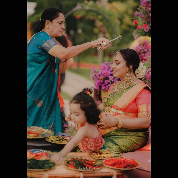  മധുരം നൽകിയും പനിനീര് തളിച്ചും എല്ലാവിധ ആശംസകളും നേരുന്ന കുടുംബങ്ങളും താരത്തിൻരെ കൂടെ തന്നെയുണ്ട്.