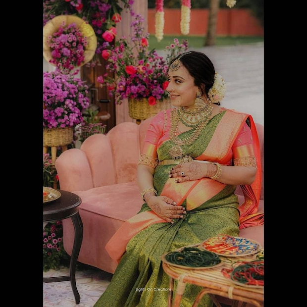  ഇതിന്റെ ഒരോ വിശേഷങ്ങളും താരം തന്നെയാണ് സമൂഹ മാധ്യമങ്ങളിലൂടെ പങ്കുവയ്ക്കുന്നുണ്ട്. ഇപ്പോഴിതാ താരത്തിന്റെ വളകാപ്പ് ചടങ്ങിന്റെ ആഘോഷചിത്രങ്ങളാണ് താരം പങ്കിട്ടത്.
