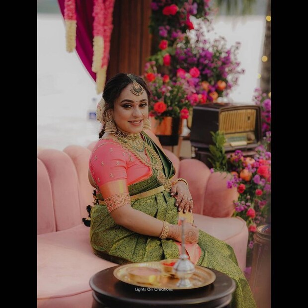  ചുവപ്പും പച്ചയും കലർന്ന സാരി ധരിച്ച് മണവാട്ടിയെ പോലെ അണിഞ്ഞൊരുങ്ങിയാണ് പേളി മാണിചടങ്ങിന് എത്തിയത്. പിങ്ക് നിറത്തിലുള്ള കുർത്തയും കസവ് മുണ്ടുമായിരുന്നു ശ്രീനിഷിന്റെ വേഷം. പച്ചയും ചുവപ്പും കലർന്ന സ്കേർട്ടും ടോപ്പുമായിരുന്നു നിലയുടെ വേഷം.